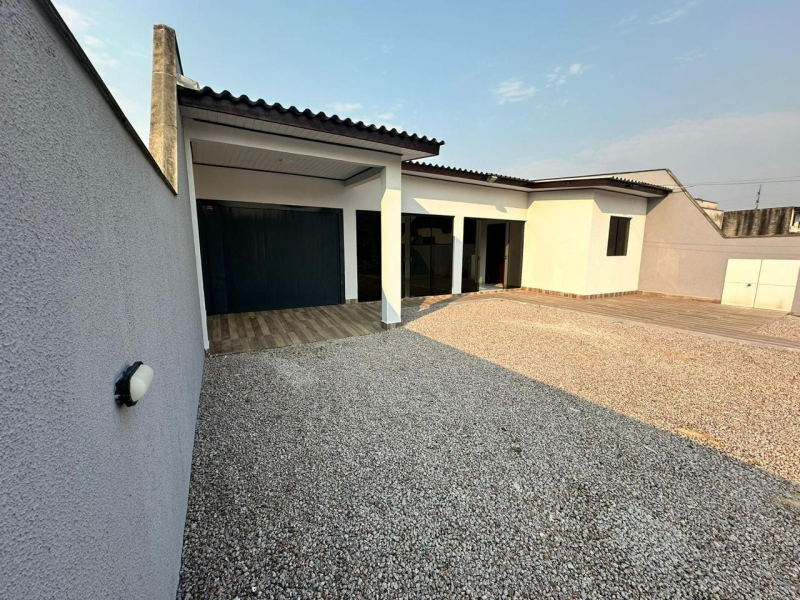 Casa de Alvenaria com Edícula