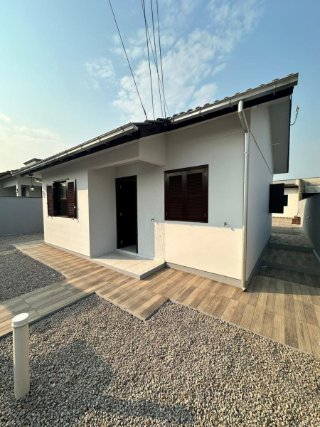 Casa de Alvenaria com Edícula