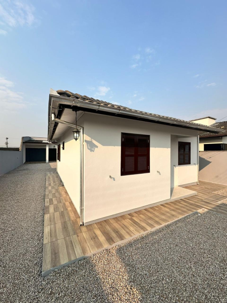 Casa de Alvenaria com Edícula