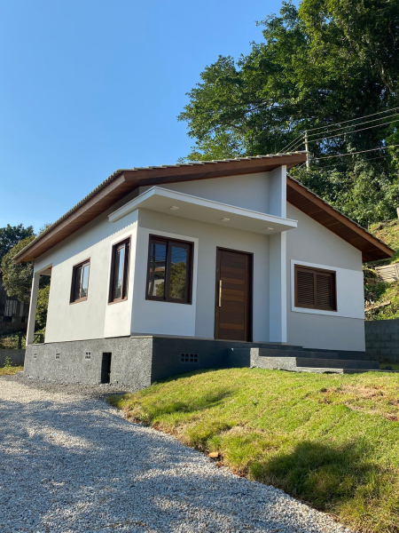 Casa Nova Averbada no Centro de Nova Veneza